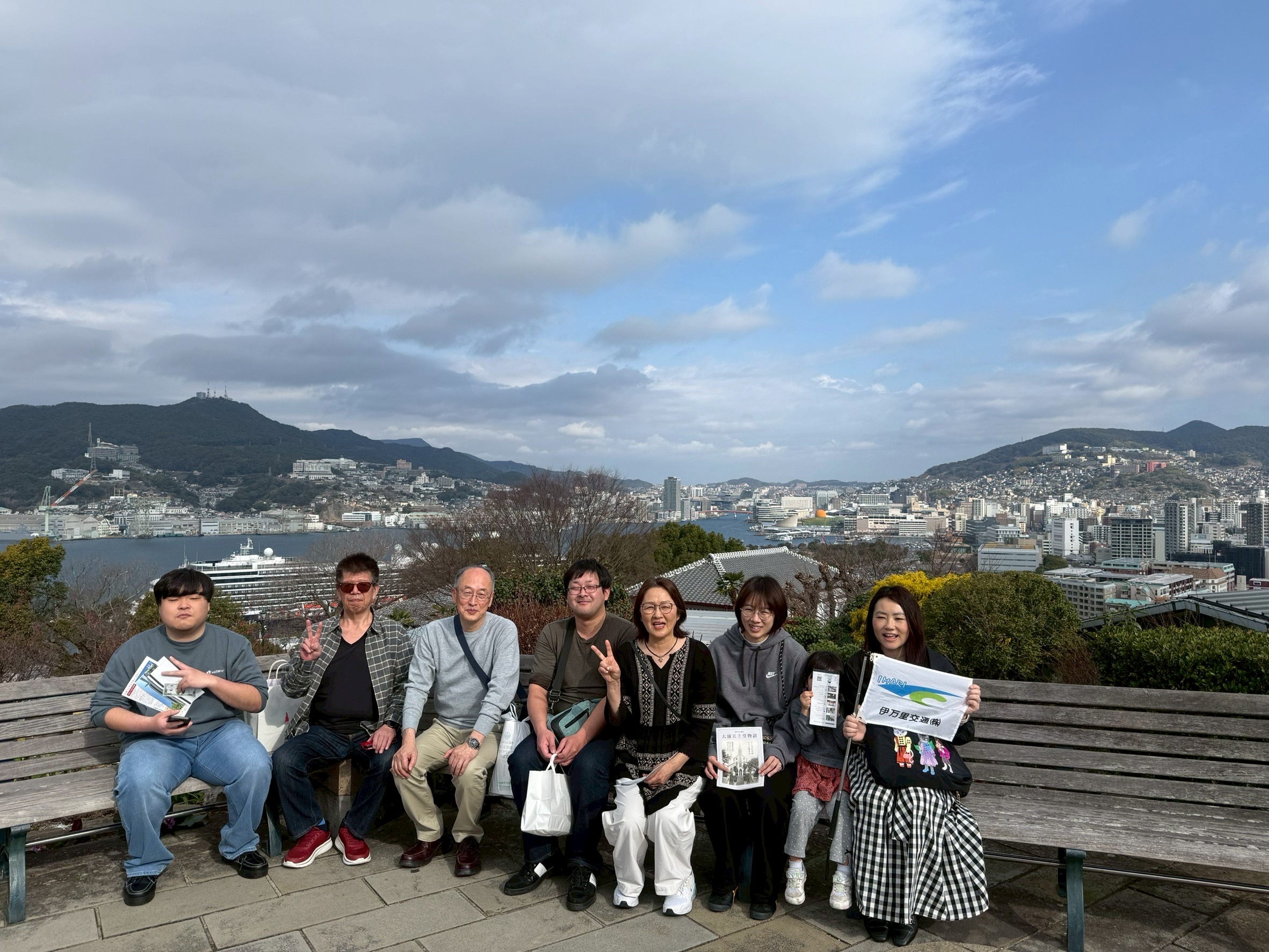 長崎市内を背景に